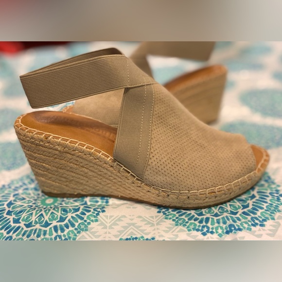 Gentle Souls Signature Kenneth Cole Colleen Espadrille Wedge 8.5 shoes stretch - Picture 2 of 7